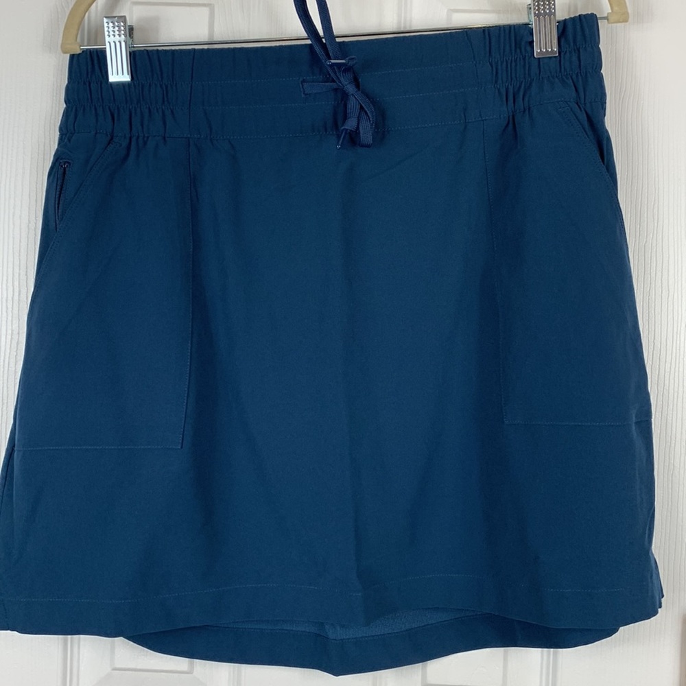 NWT Adidas crew navy golf skort size large. Has zippered pockets inside pockets